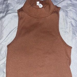 Turtle neck sleeve less shirt.